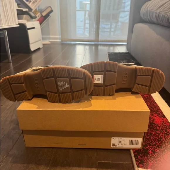 UGG Ashton Lace Up Boots - Picture 5 of 7